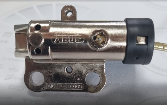 ABUS akkumulátor zár Trek e-bike-hoz, Powertube vázcsőbe (integrált) IT1, PLUS (AB 80424 helyettesítője)