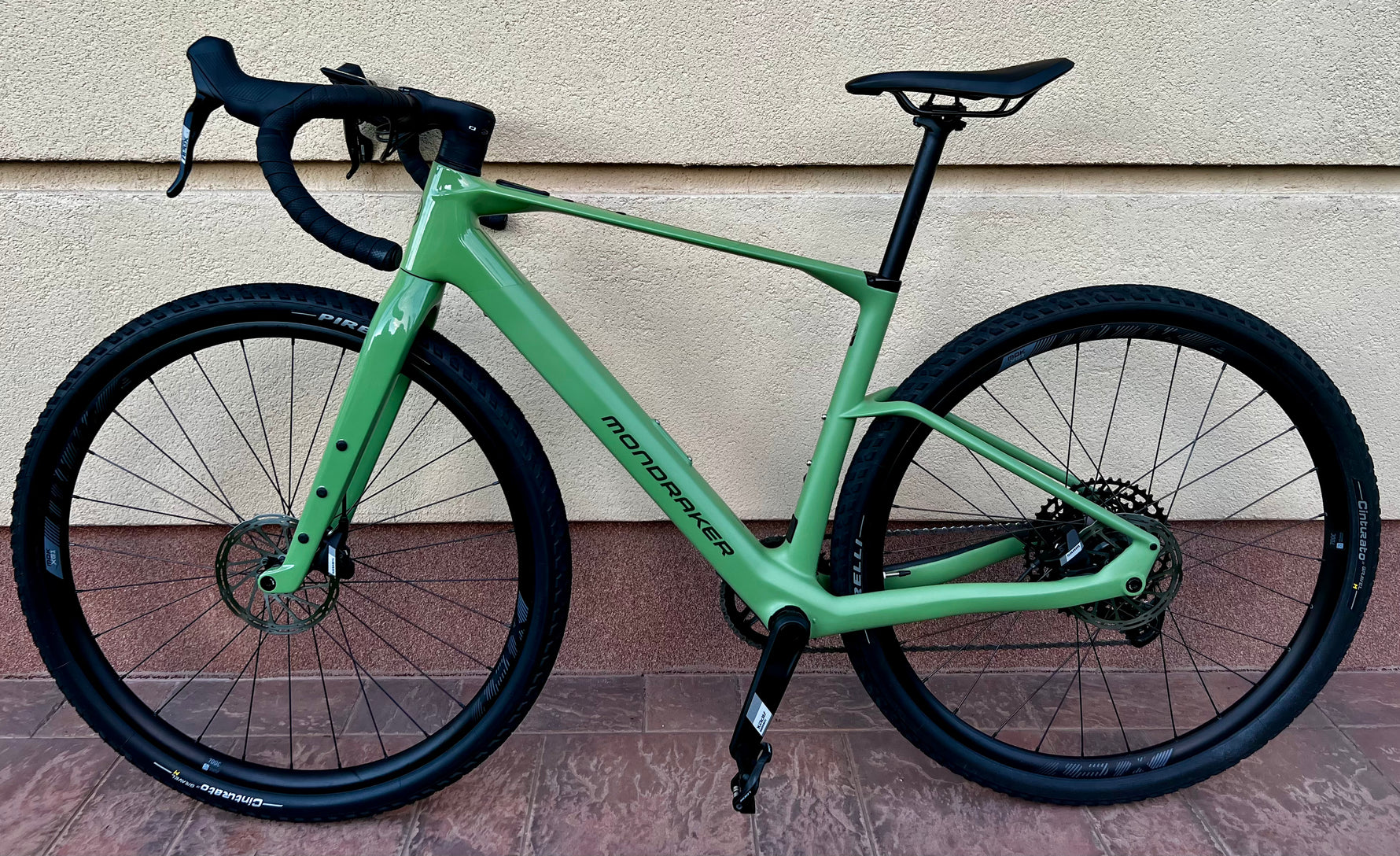 FÉLÁR ALATT! 2026-os Mondraker Dusty S Carbon elektromos gravel bicaj